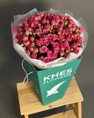 Букет 35 ярких кустовых роз (50 см) Букет 35 ярких кустовых роз (50 см)
